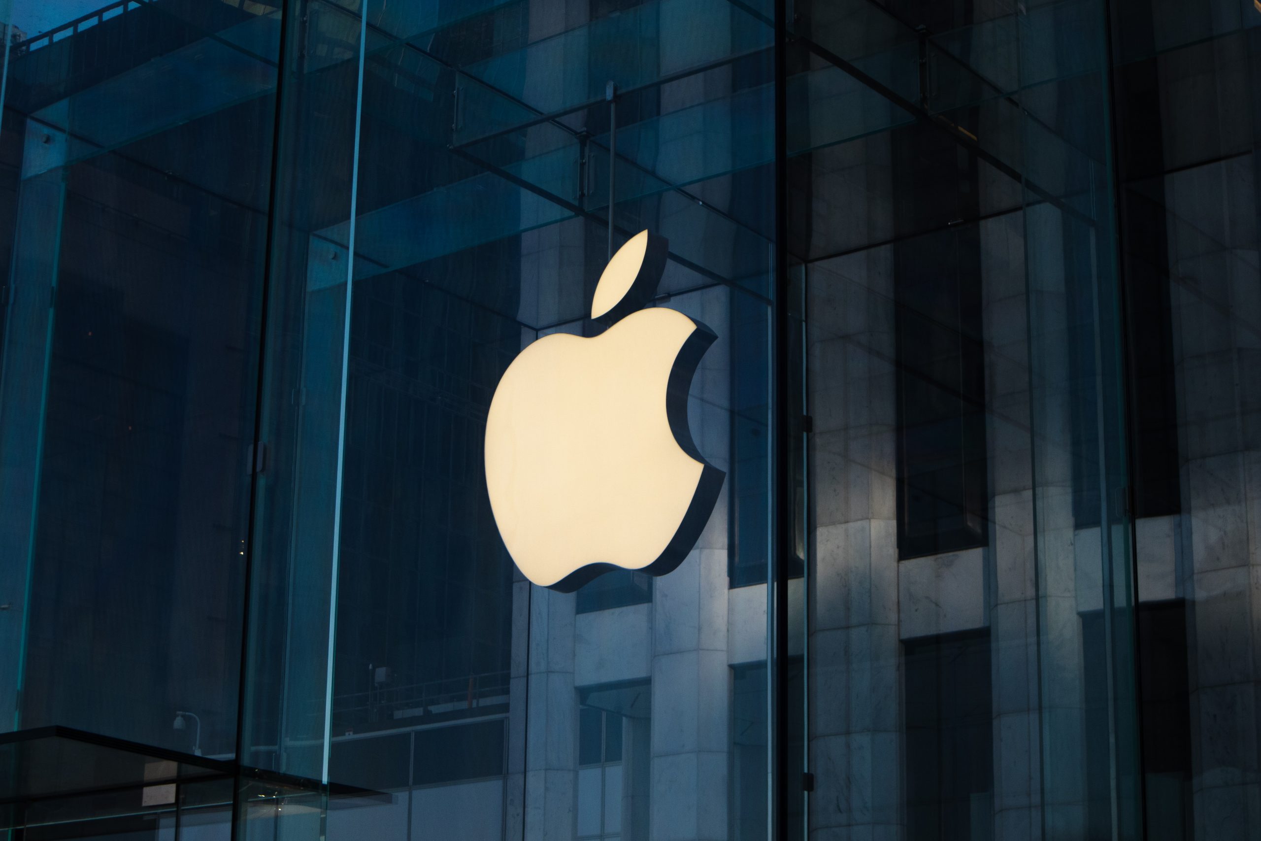 Apple Firmenlogo auf Glasfassade.