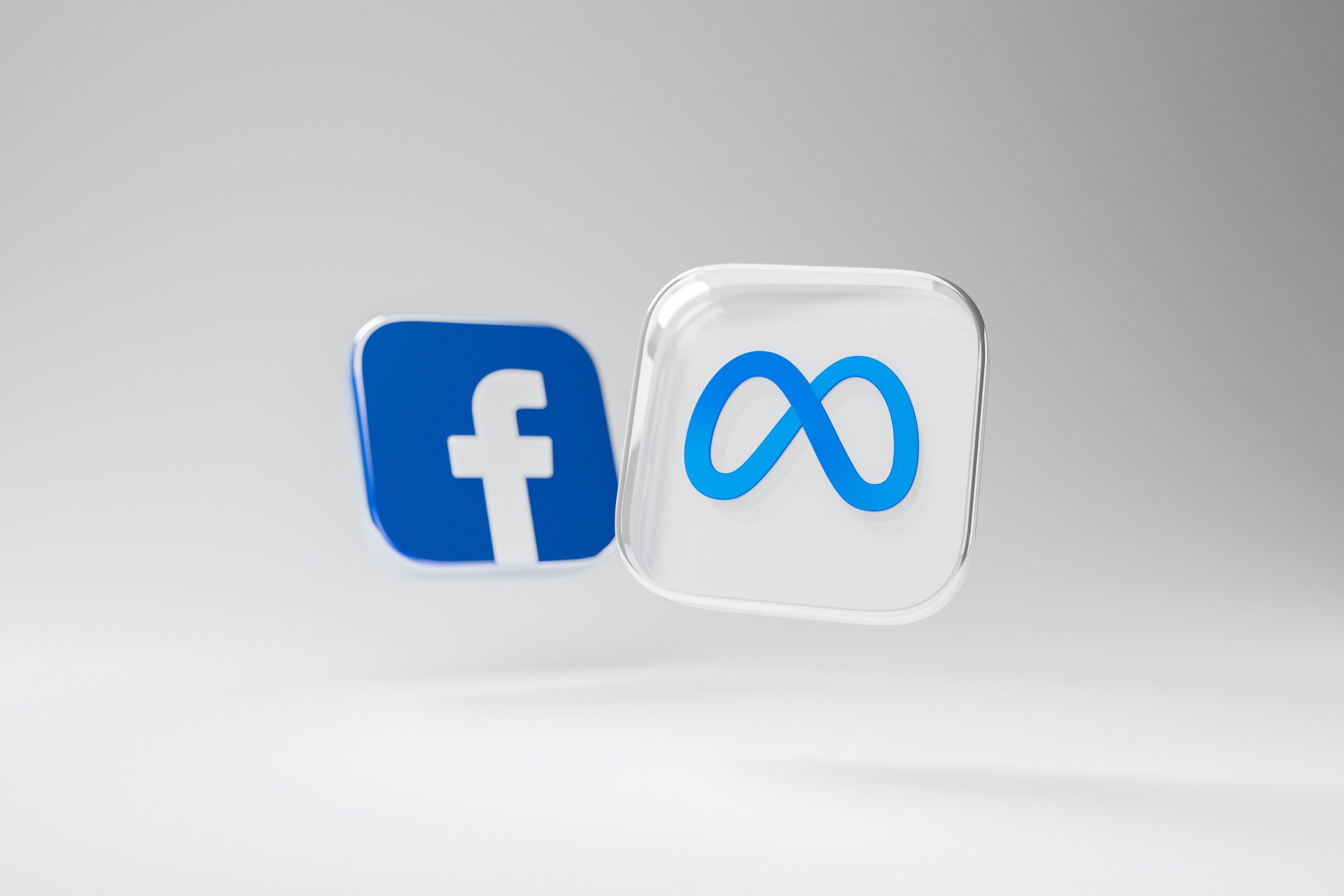 Logos von Facebook und Meta.