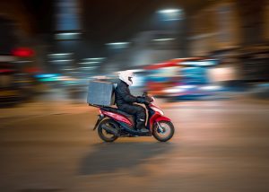 Fahrendes Moped mit Transportkasten.