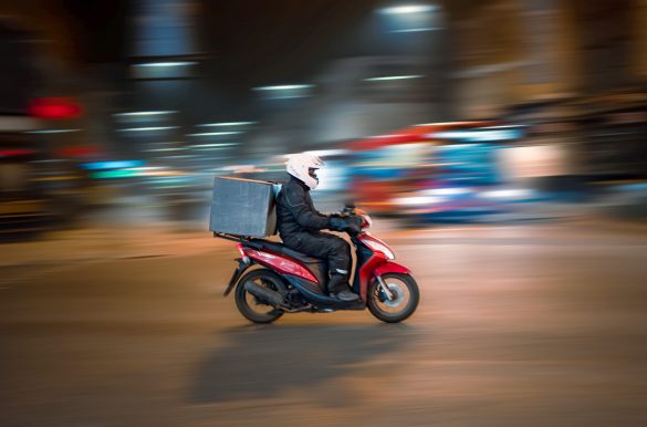 Fahrendes Moped mit Transportkasten.