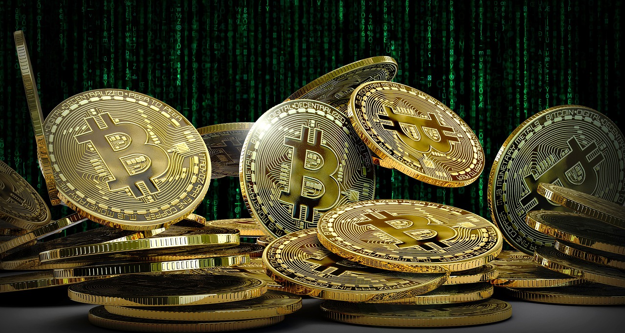 Bitcoin Münzen vor Hintergrund mit grünen Schriftzeichen auf dem Film "Matrix".
