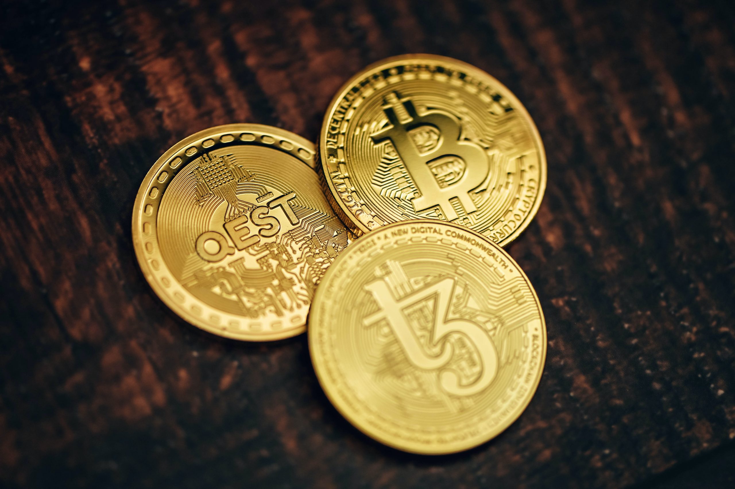 Drei symbolische Münzen von Kryptowährung.